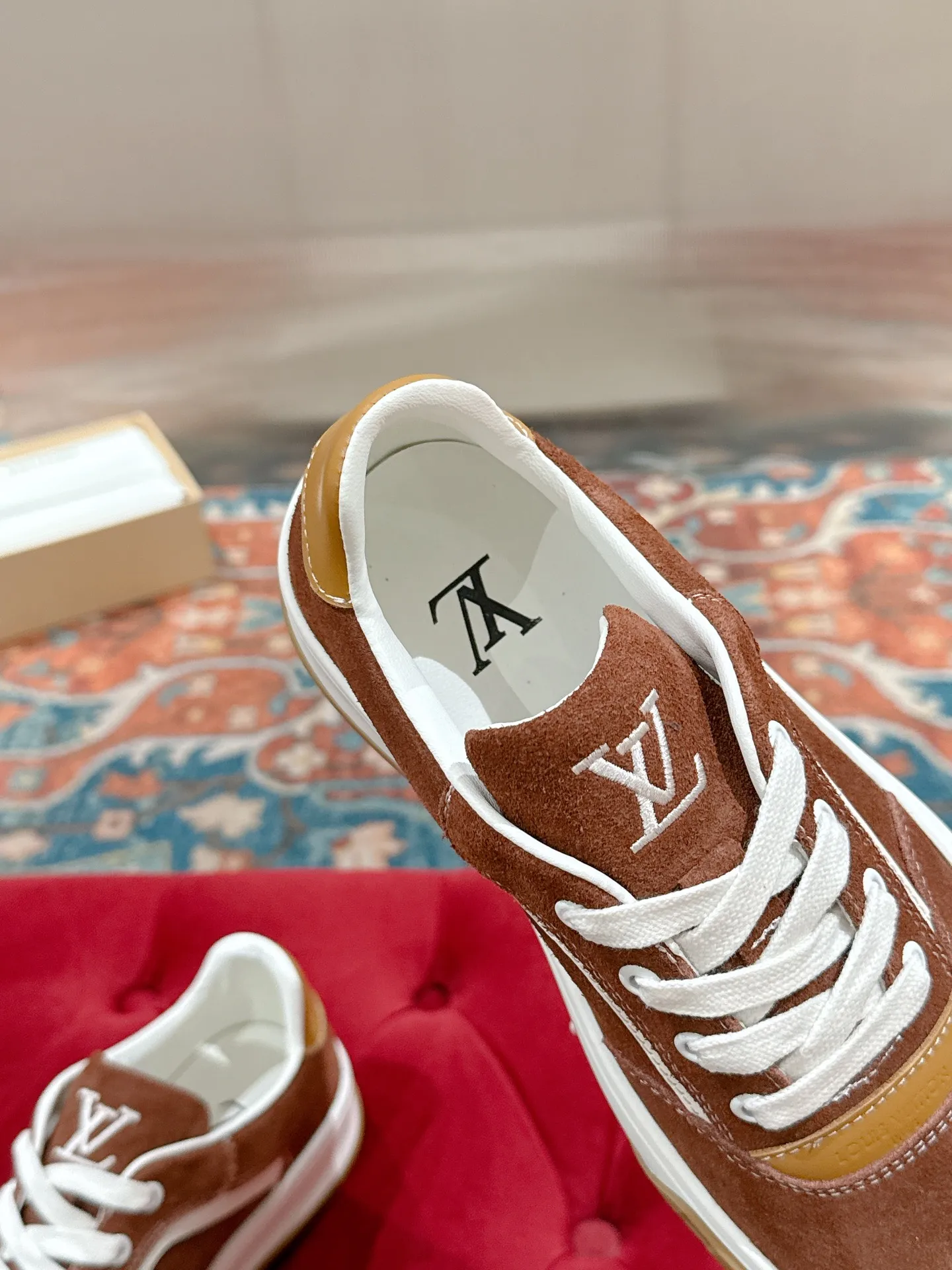 👟👟Ex-factory price 640👟👟 LV men's new tilt sneakers, classic catwalk style, air-glue technology, very comfortable on the feet. Luxurious materials, fine workmanship, European made English letters printed on the midsole, the upper is made of calfskin, the side is decorated with the brand LOGO and signature, the latest latex foot pads ➕ mesh lining, the foot feels super comfortable. Two-color TPU combination outsole. Packing process Goodyear stitched seam fabric: first-layer cowhide, lining: customized silky mesh lining-first-layer silk cowhide lining Bottom thickness: 0.5cm ☑️size: men's 39-44 (45 customized, non-returnable)